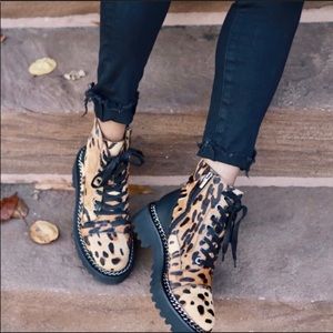 NWT Vince Camuto Mindinta 3 Spotted Platform Leopard Laced Hiking Boot - Sz 5.5